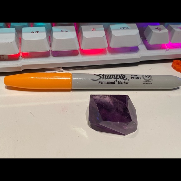 Gemmy Amethyst crystal point - Picture 6 of 6